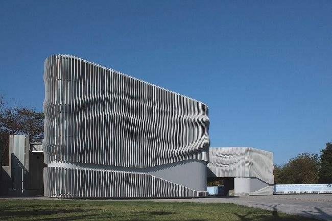 宝鸡浅谈现代建筑采用网架结构安装的主要优势和应用